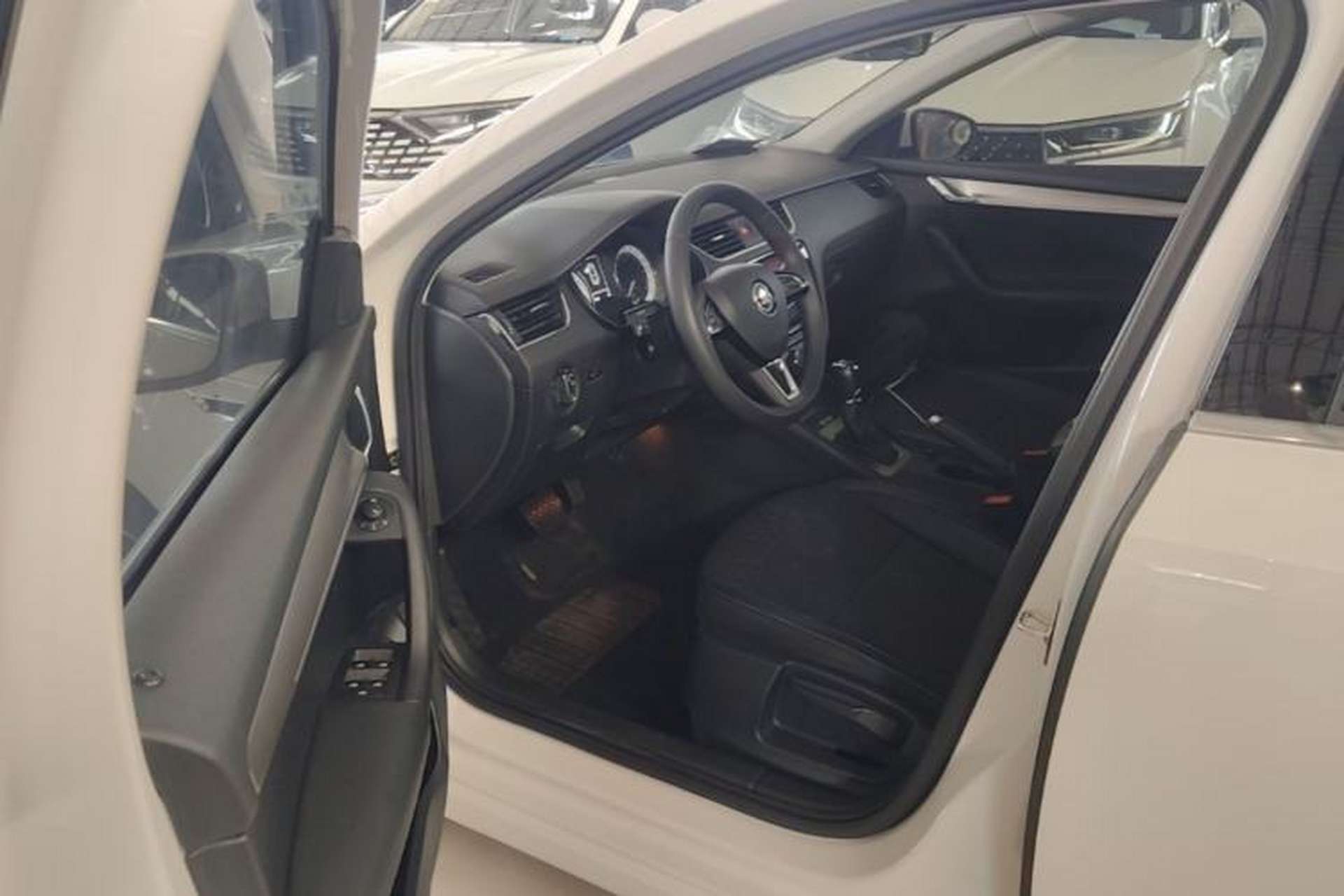 Used Skoda Octavia 2019 1.5L Automatic Smart Drive Luxury Edition China VI Standard Driver Seat