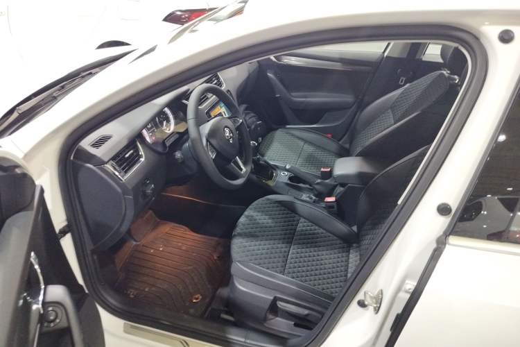 Used Skoda Octavia 2019 TSI280 DSG Luxury Edition Station Wagon China VI Standard Driver Seat