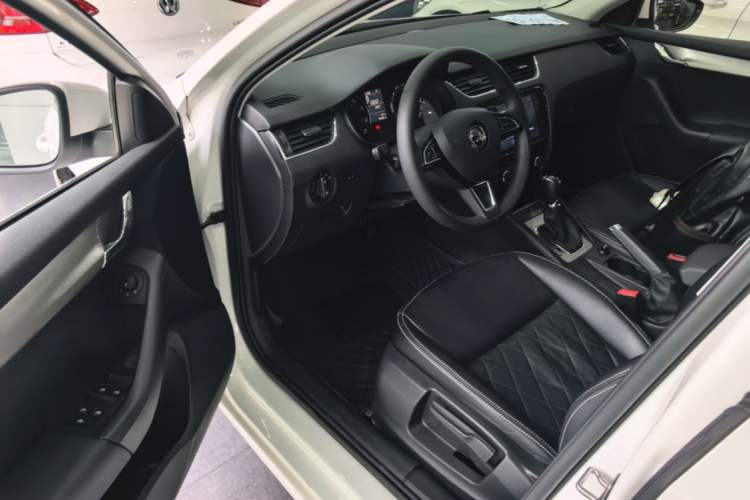 Used Skoda Octavia 2019 TSI230 DSG Smart & Comfort Edition China VI Standard Driver Seat