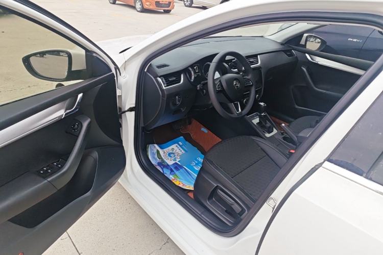 Used Skoda Octavia 2019 1.5L Automatic Smart Drive Luxury Edition China VI Standard Driver Seat