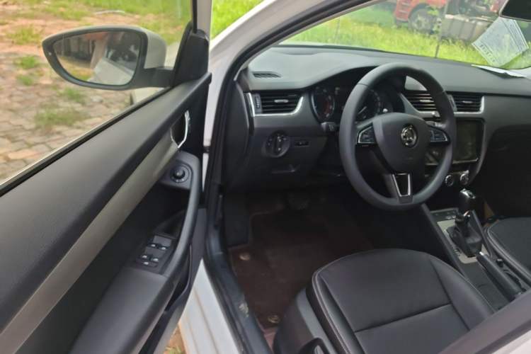 Used Skoda Octavia 2019 1.5L Automatic SmartDrive Comfort Edition China VI Standard Driver Seat