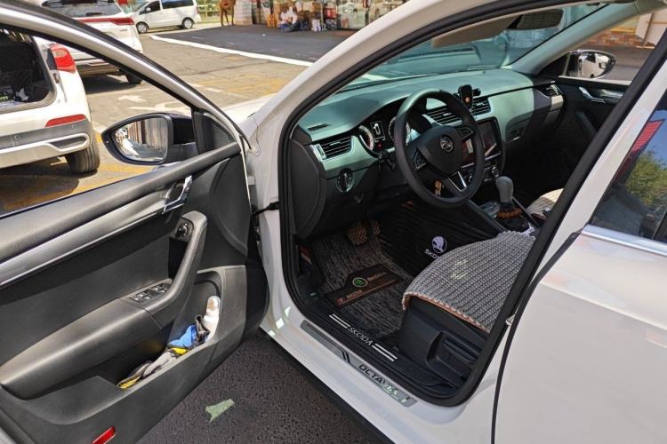 Used Skoda Octavia 2019 TSI280 DSG Luxury Edition Station Wagon China VI Standard Driver Seat