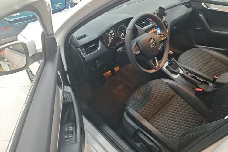 Used Skoda Octavia 2019 1.5L Automatic Smart Drive Luxury Edition China VI Standard Driver Seat