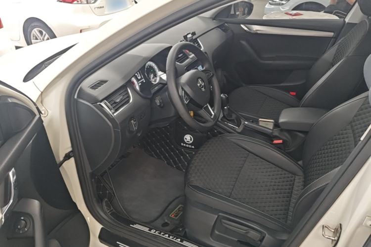 Used Skoda Octavia 2019 1.5L Automatic Smart Drive Luxury Edition China VI Standard Driver Seat