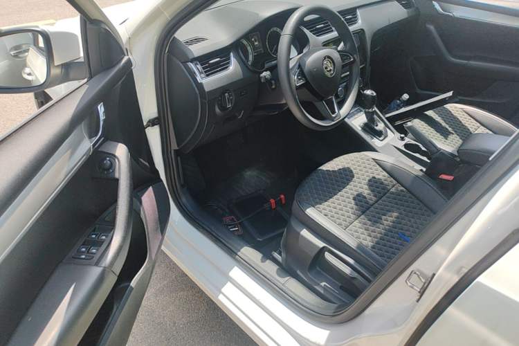 Used Skoda Octavia 2019 1.5L Automatic Smart Drive Luxury Edition China VI Standard Driver Seat