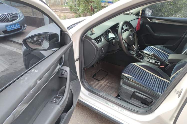 Used Skoda Octavia 2019 TSI280 DSG Luxury Edition Station Wagon China VI Standard Driver Seat