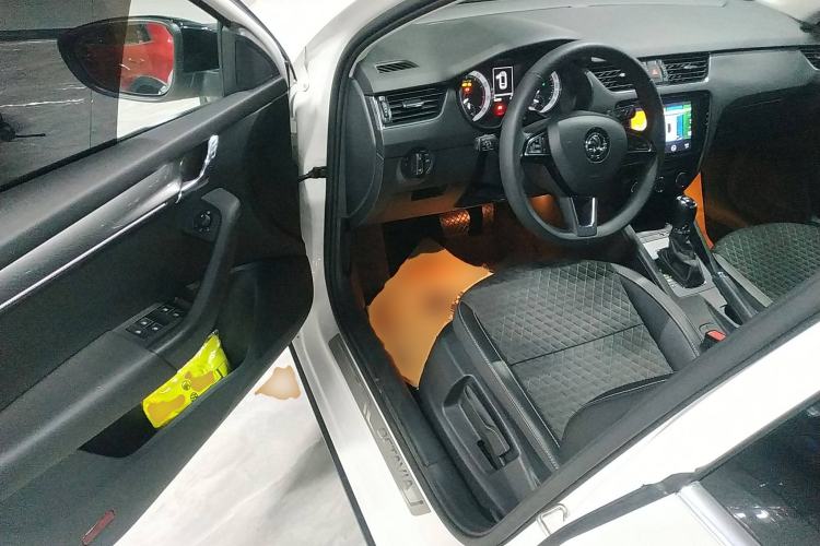 Used Skoda Octavia 2019 TSI280 DSG Luxury Edition Station Wagon China VI Standard Driver Seat
