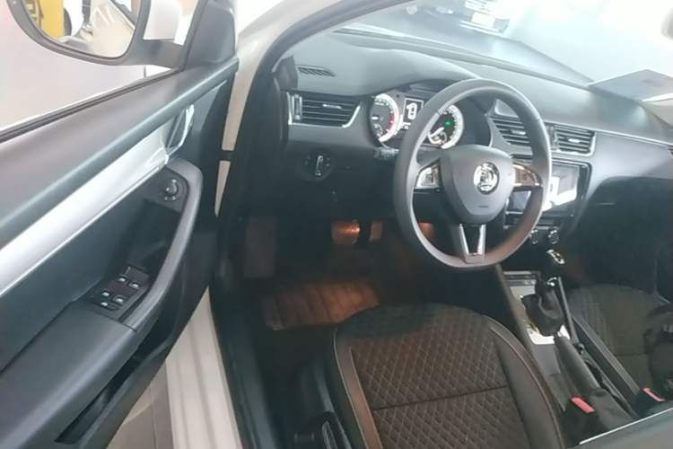 Used Skoda Octavia 2019 1.5L Automatic Smart Drive Luxury Edition China VI Standard Driver Seat