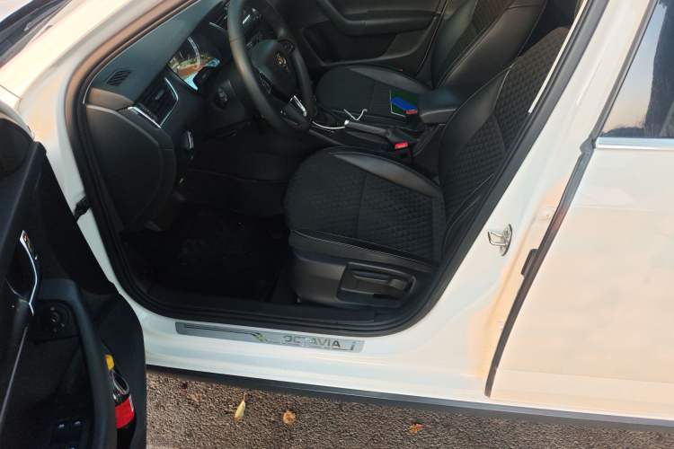 Used Skoda Octavia 2019 TSI280 DSG Luxury Edition Station Wagon China VI Standard Driver Seat