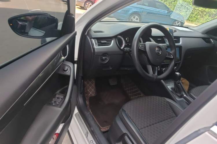 Used Skoda Octavia 2019 TSI280 DSG Luxury Edition Station Wagon China VI Standard Driver Seat