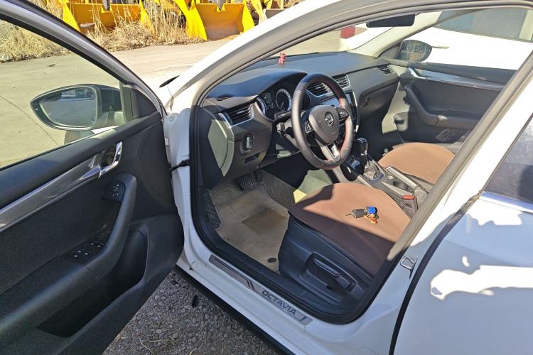 Used Skoda Octavia 2019 TSI280 DSG Luxury Edition Station Wagon China VI Standard Driver Seat