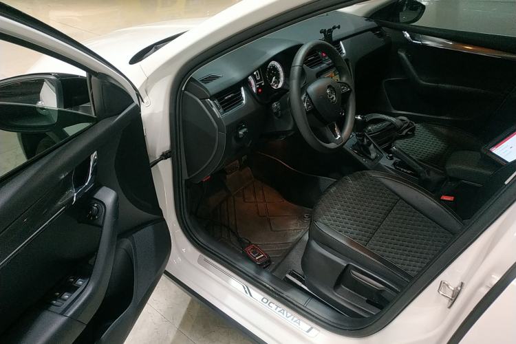 Used Skoda Octavia 2019 TSI280 DSG Luxury Edition Station Wagon China VI Standard Driver Seat