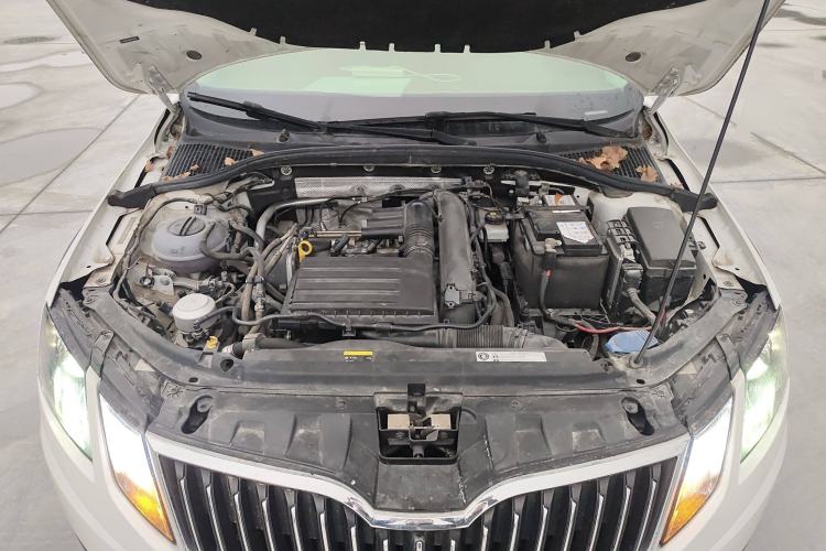 Used Skoda Octavia 2019 Station Wagon TSI230 DSG Luxury Edition China VI Standard Engine Bay