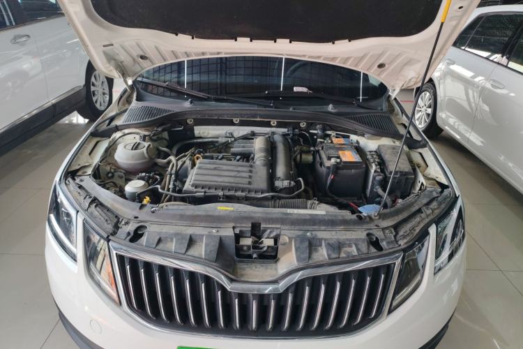 Used Skoda Octavia 2019 TSI280 DSG Luxury Edition Station Wagon China VI Standard Engine Bay