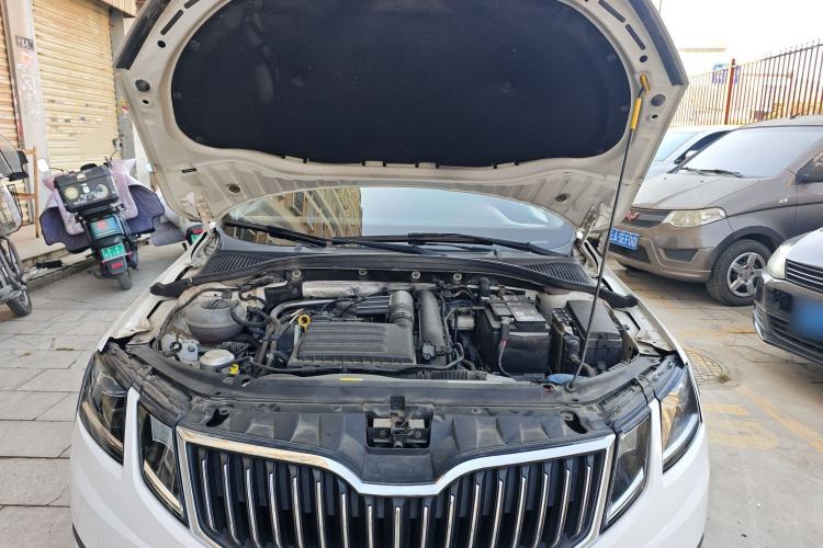 Used Skoda Octavia 2019 TSI280 DSG Luxury Edition Station Wagon China VI Standard Engine Bay