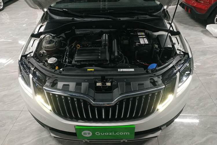 Used Skoda Octavia 2019 TSI280 DSG Luxury Edition Station Wagon China VI Standard Engine Bay