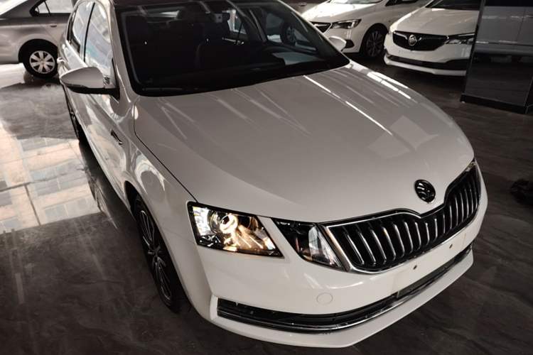 Used Skoda Octavia 2019 1.5L Automatic Smart Drive Luxury Edition China VI Standard Exterior 1