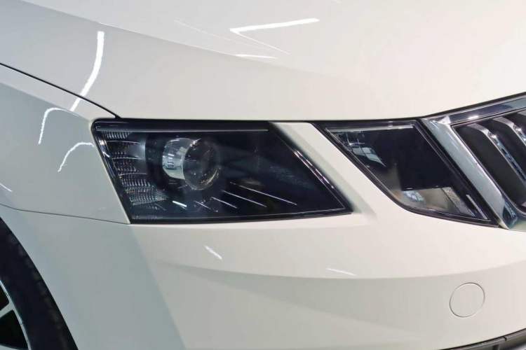 Used Skoda Octavia 2019 1.5L Automatic Smart Drive Luxury Edition China VI Standard Exterior 3