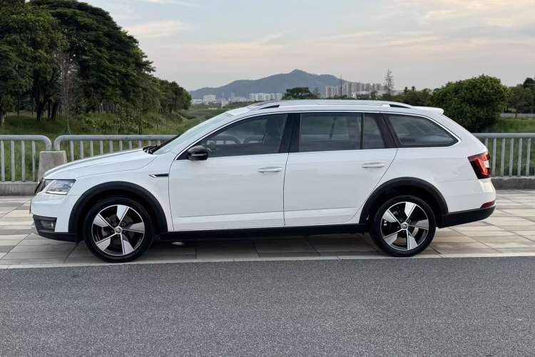 Used Skoda Octavia 2019 TSI280 DSG Luxury Edition Station Wagon China VI Standard Exterior 3