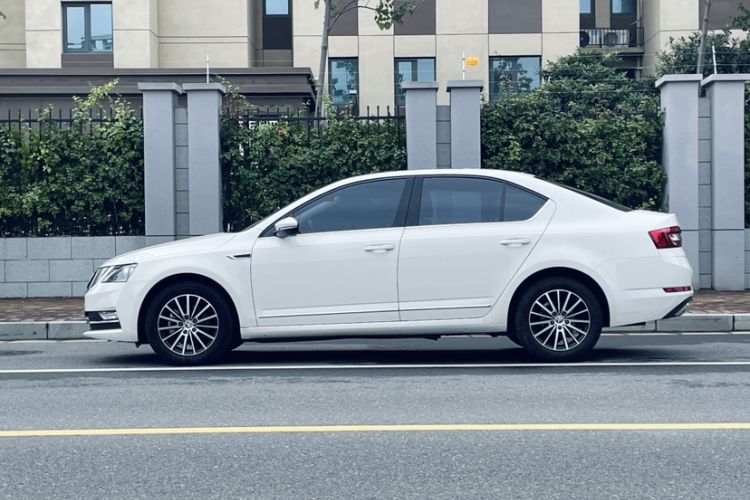 Used Skoda Octavia 2019 1.5L Automatic Smart Drive Luxury Edition China VI Standard Exterior 3