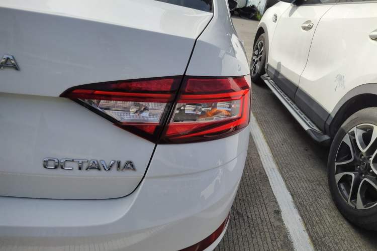 Used Skoda Octavia 2019 1.5L Automatic SmartDrive Comfort Edition China VI Standard Exterior 3