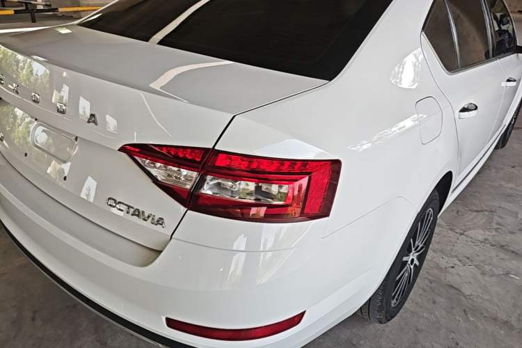 Used Skoda Octavia 2019 1.5L Automatic Smart Drive Luxury Edition China VI Standard Exterior 3