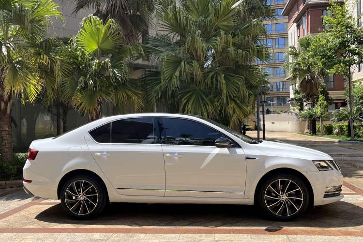 Used Skoda Octavia 2019 TSI280 DSG SmartDrive Luxury Edition China VI Exterior 3