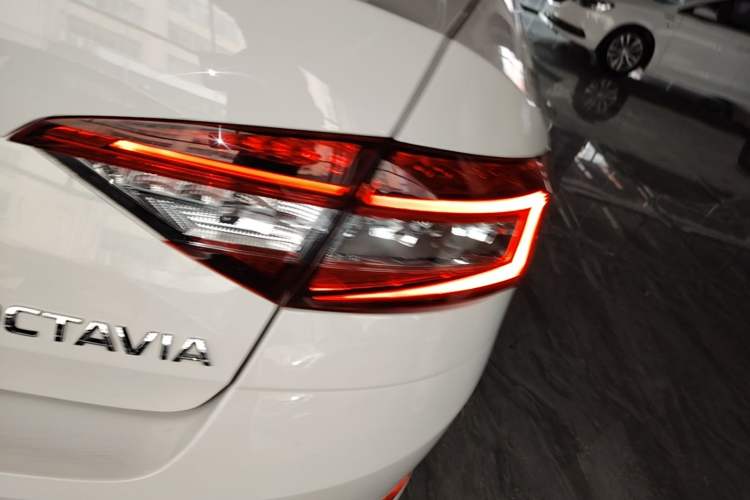 Used Skoda Octavia 2019 1.5L Automatic Smart Drive Luxury Edition China VI Standard Exterior 3