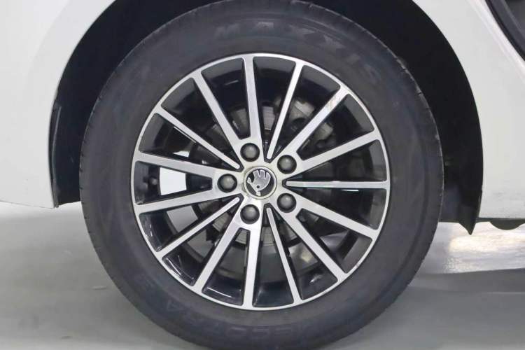 Used Skoda Octavia 2019 1.5L Automatic Smart Drive Luxury Edition China VI Standard Exterior 4