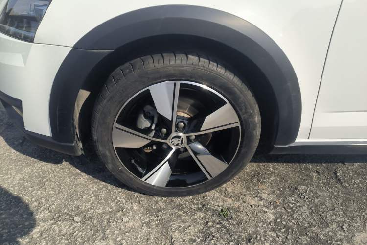 Used Skoda Octavia 2019 TSI280 DSG Luxury Edition Station Wagon China VI Standard Exterior 4