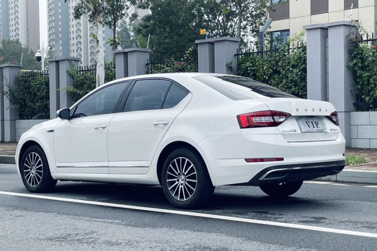 Used Skoda Octavia 2019 1.5L Automatic Smart Drive Luxury Edition China VI Standard Exterior 4