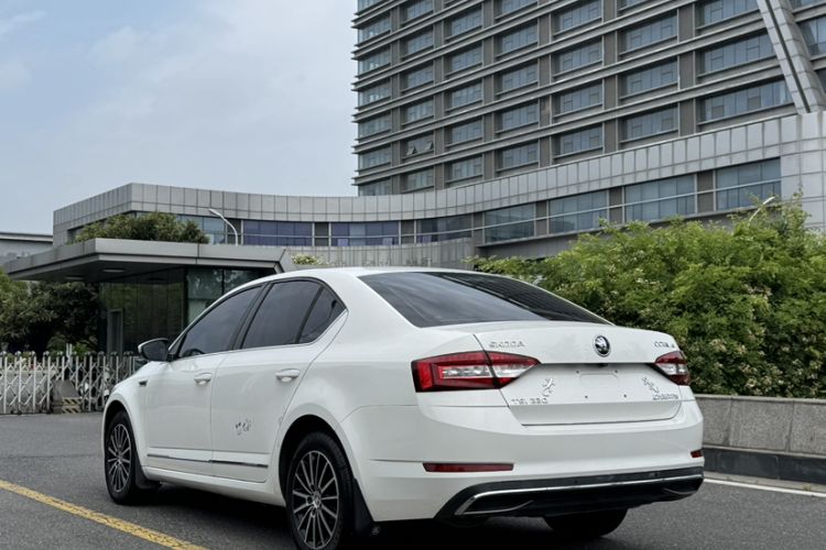 Used Skoda Octavia 2019 TSI230 DSG Luxury Edition Exterior 4