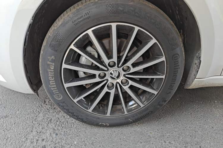 Used Skoda Octavia 2019 1.5L Automatic Smart Drive Luxury Edition China VI Standard Exterior 4