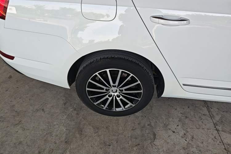 Used Skoda Octavia 2019 1.5L Automatic Smart Drive Luxury Edition China VI Standard Exterior 5