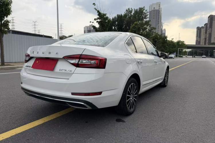 Used Skoda Octavia 2019 1.5L Automatic Smart Drive Luxury Edition China VI Standard Exterior 5