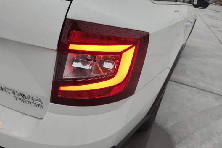 Used Skoda Octavia 2019 Station Wagon TSI230 DSG Luxury Edition China VI Standard Exterior 6