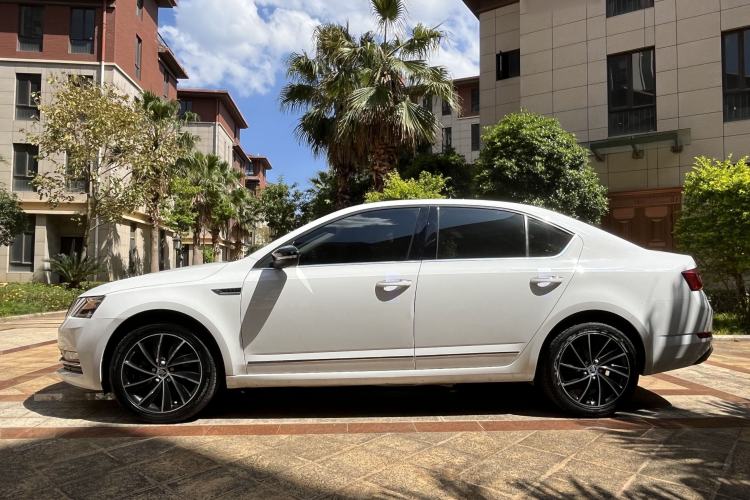 Used Skoda Octavia 2019 TSI280 DSG SmartDrive Luxury Edition China VI Exterior 7