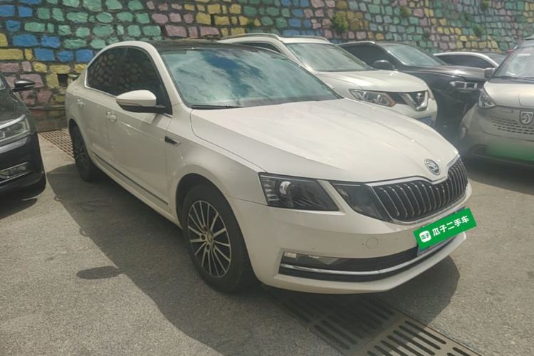 Used Skoda Octavia 2019 1.5L Automatic Smart Drive Luxury Edition China VI Standard Front Right 45 Deg
