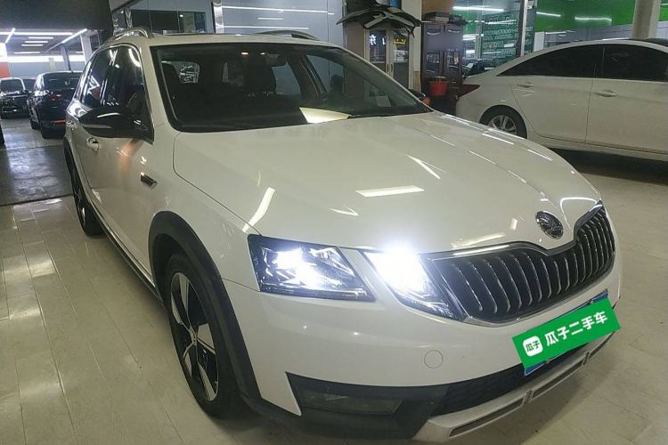 Used Skoda Octavia 2019 TSI280 DSG Luxury Edition Station Wagon China VI Standard Front Right 45 Deg