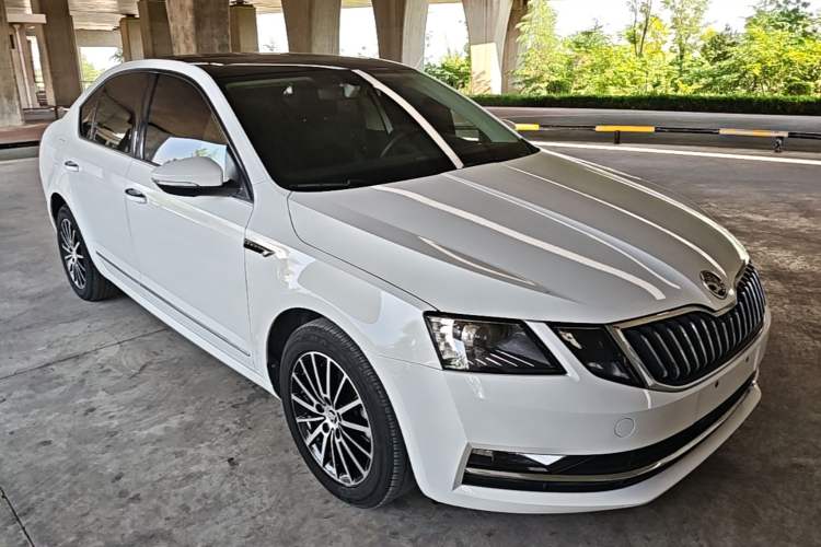 Used Skoda Octavia 2019 1.5L Automatic Smart Drive Luxury Edition China VI Standard Front Right 45 Deg