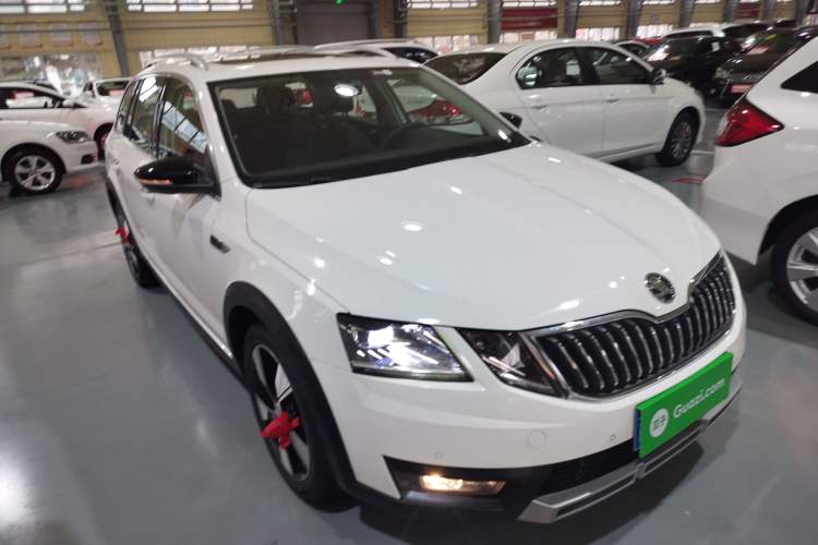 Used Skoda Octavia 2019 TSI280 DSG Luxury Edition Station Wagon China VI Standard Front Right 45 Deg