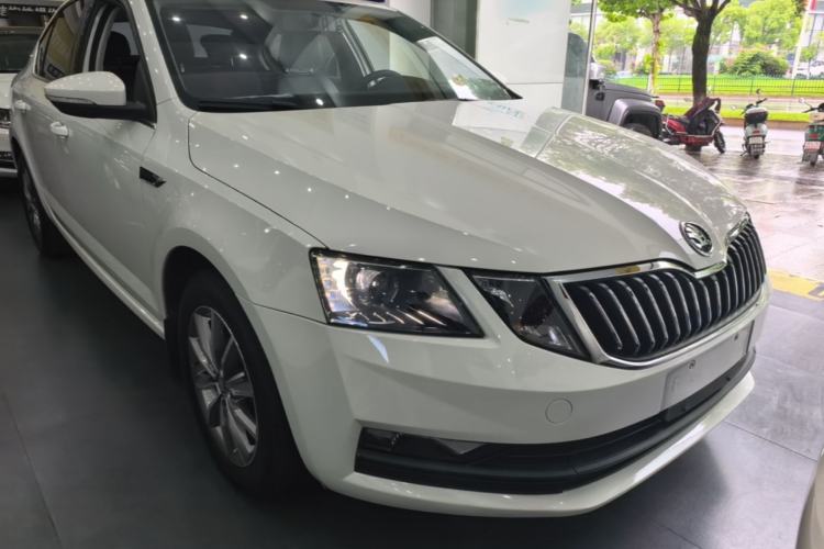 Used Skoda Octavia 2019 TSI230 DSG Smart & Comfort Edition China VI Standard Front Right 45 Deg