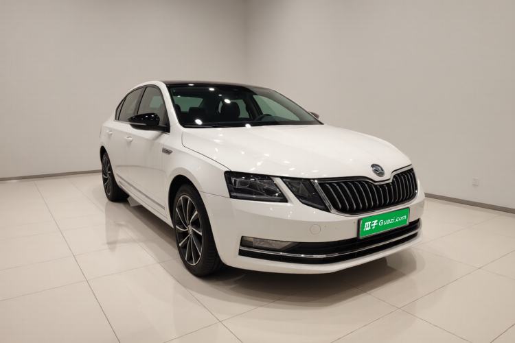Used Skoda Octavia 2019 TSI280 DSG Luxury Edition Front Right 45 Deg