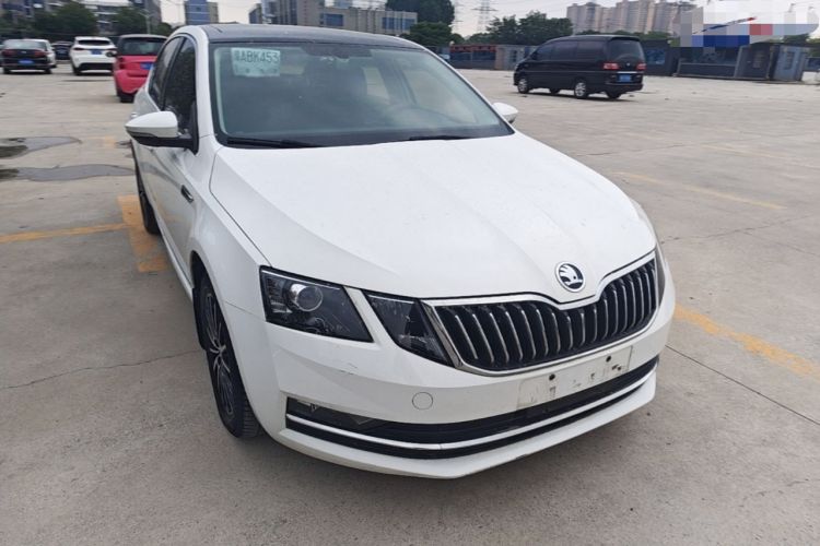 Used Skoda Octavia 2019 1.5L Automatic Smart Drive Luxury Edition China VI Standard Front Right 45 Deg