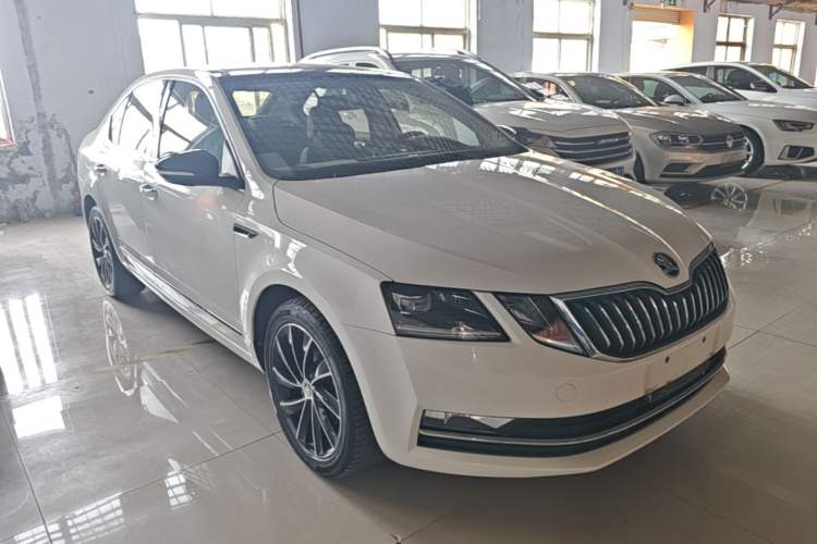 Used Skoda Octavia 2019 TSI280 DSG Luxury Edition Front Right 45 Deg