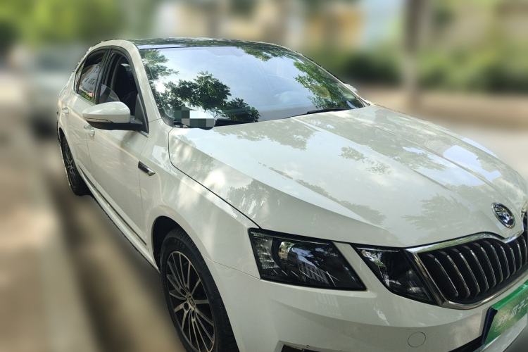 Used Skoda Octavia 2019 1.5L Automatic Smart Drive Luxury Edition China VI Standard Front Right 45 Deg