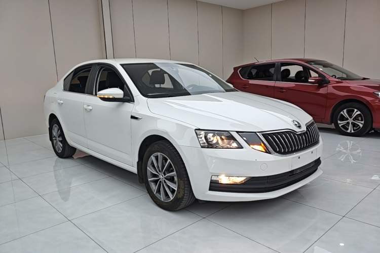 Used Skoda Octavia 2019 TSI230 DSG Smart & Comfort Edition China VI Standard Front Right 45 Deg