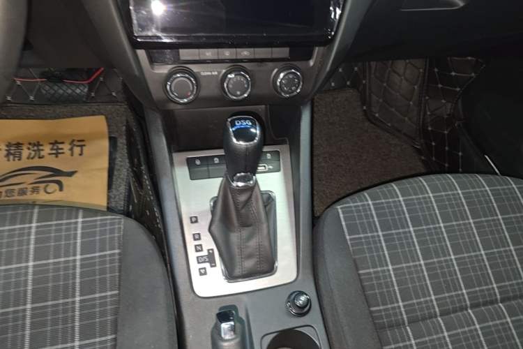 Used Skoda Octavia 2019 TSI230 DSG Smart & Comfort Edition China VI Standard Gear Lever