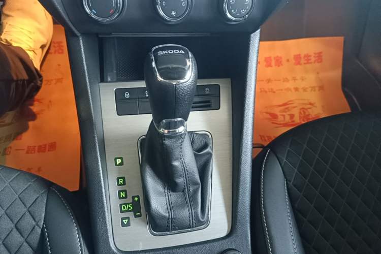 Used Skoda Octavia 2019 1.5L Automatic Luxury Edition Gear Lever
