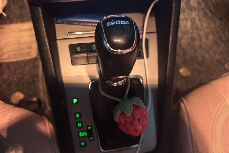 Used Skoda Octavia 2019 1.5L Automatic Luxury Edition Gear Lever